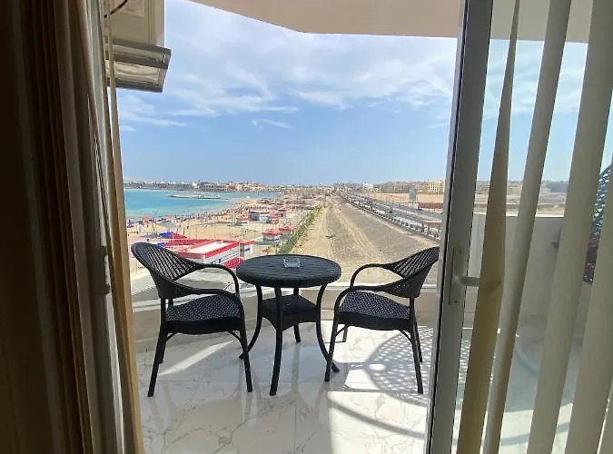 Blue Whale Front Centre Apartment Hurghada